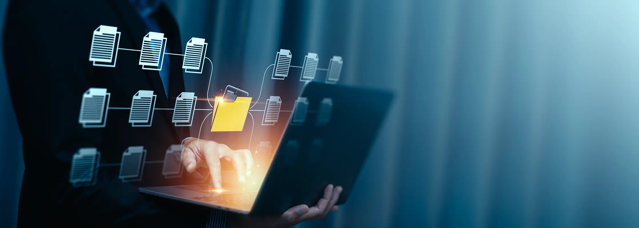 Laptop mit eingeblendeter Dokumentenstruktur als Sinnbild für die digitale Ablage