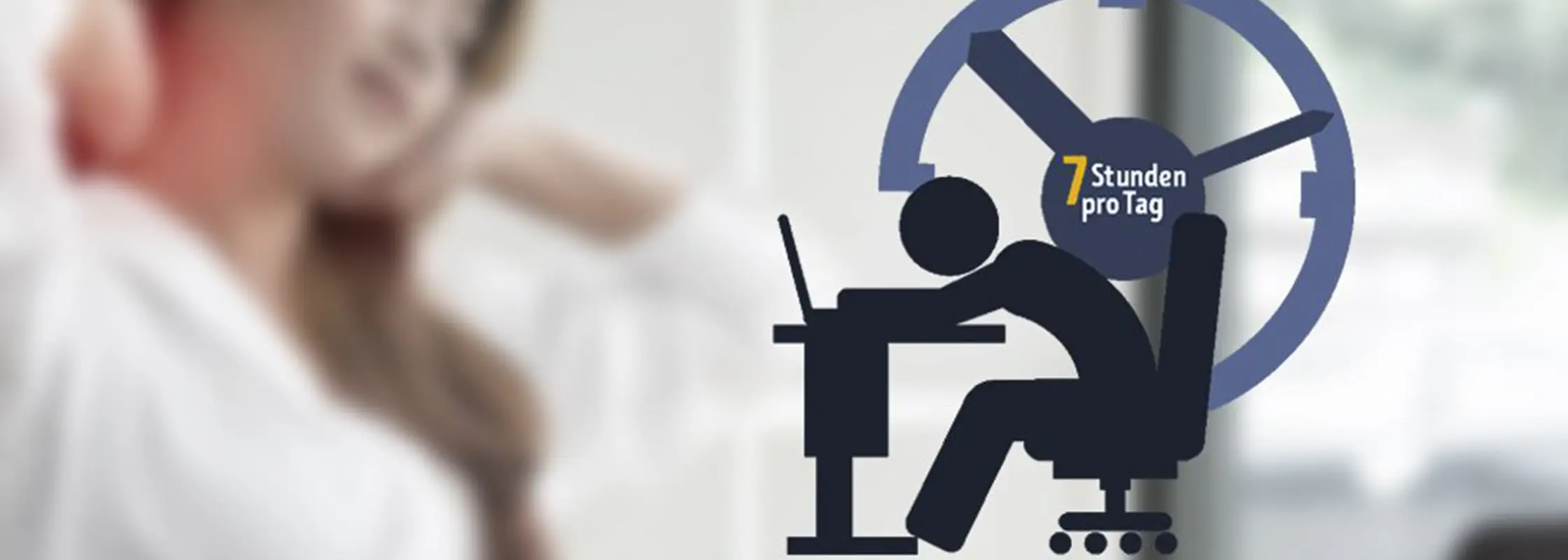 Grafik einer gebeugt sitzenden Person am Schreibtisch, daneben eine Uhr mit „7 Stunden pro Tag“