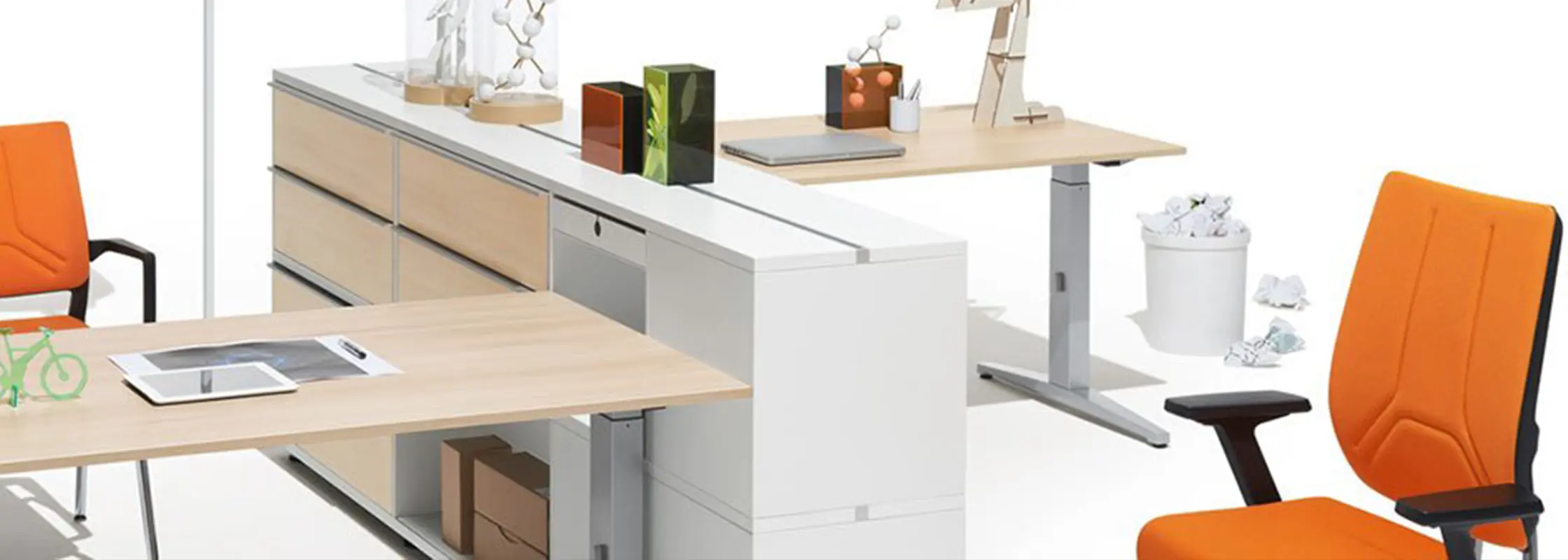 Visualisierung eines Büros mit Sideboard, Steh-Sitz-Tisch und orangefarbenen Stühlen