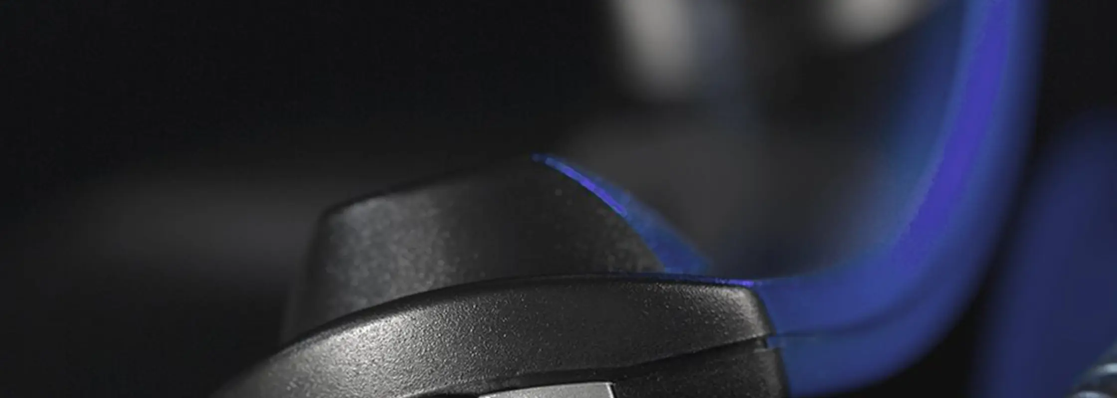 Nahaufnahme eines Telefonhörers im blauen Licht