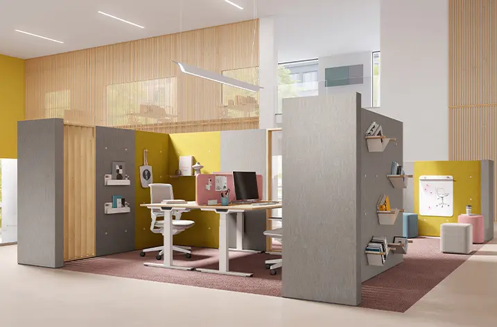 Arbeitsplatznische mit grauen Trennwänden, Regalen und gelber Wand