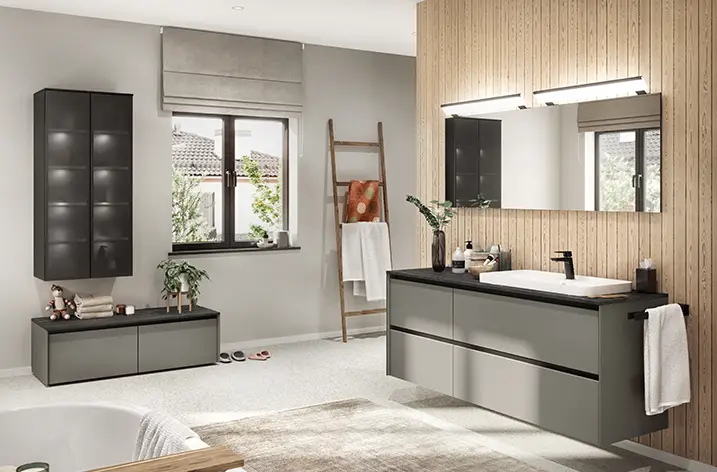 Badezimmer mit grauem Waschtisch, Spiegelschrank und Holzverkleidung