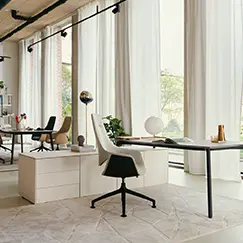 Heller Arbeitsplatz mit Sideboard und Drehstuhl