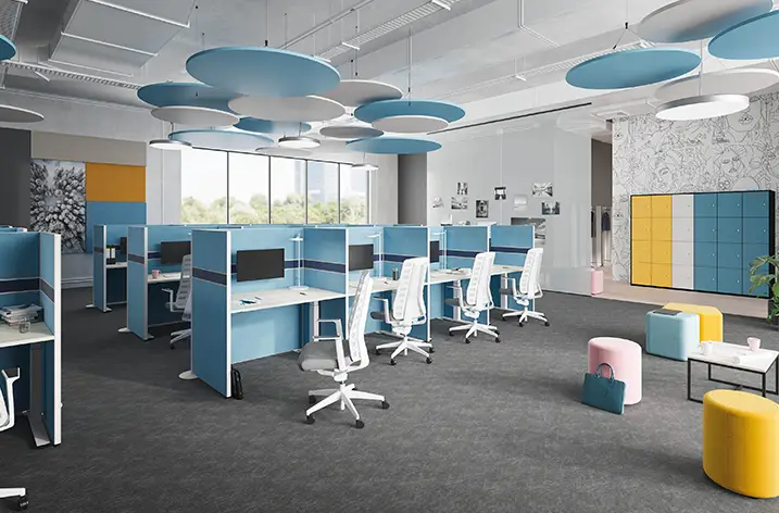 Großraumbüro mit blauen Trennwänden und runden Akustiksegeln an der Decke