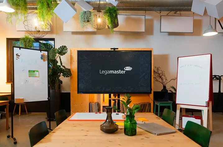 Interaktives Display von Legamaster zwischen zwei Whiteboards im Besprechungsraum