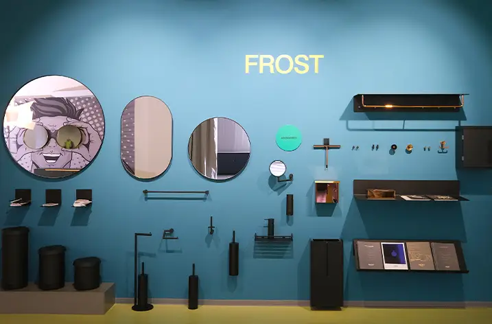 Frost-Ausstellungswand in Petrol mit Spiegeln, Haken und Bad-Accessoires