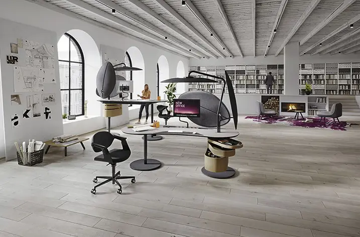 Loft-Büro mit freistehenden Akustikhauben über Arbeitsplatz und Besprechungstisch