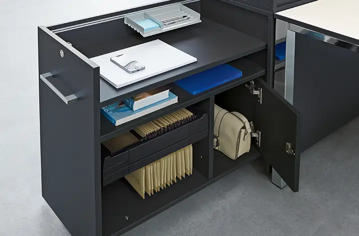 Geöffneter Rollcontainer mit Hängeregistratur, Ablagen und Schubfächern