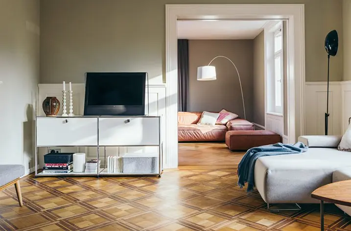 Weißes USM-Haller-Sideboard mit Fernseher im Wohnzimmer