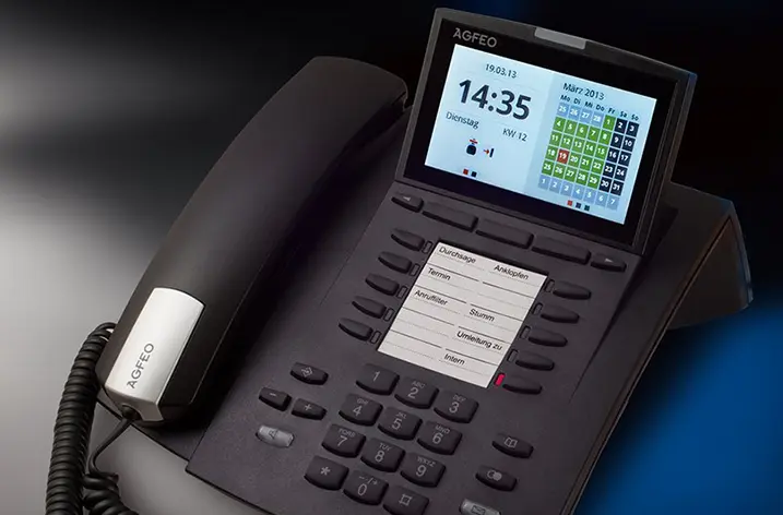 Schwarzes Systemtelefon von Agfeo mit Farbdisplay und Kalenderansicht