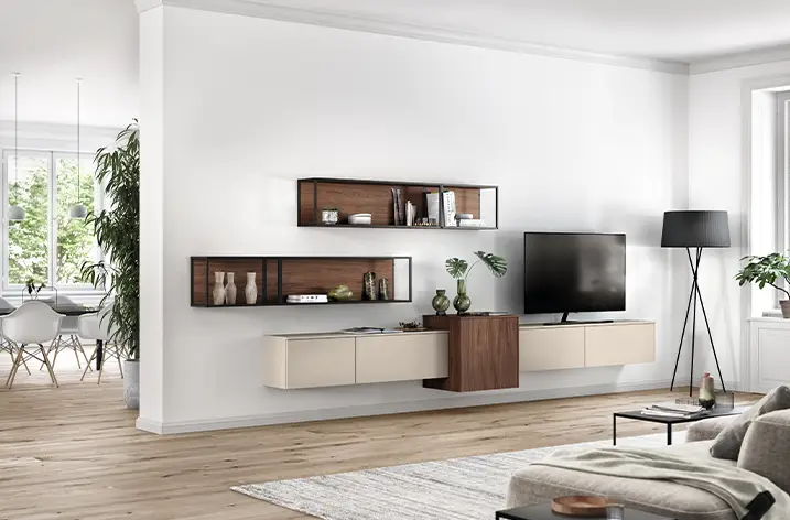 Wohnwand mit Fernseher, Hängeschränken und Vitrinen im Wohnzimmer