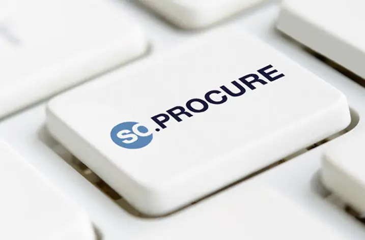 Tastatur mit einer blau beschrifteten Taste „sc.PROCURE“