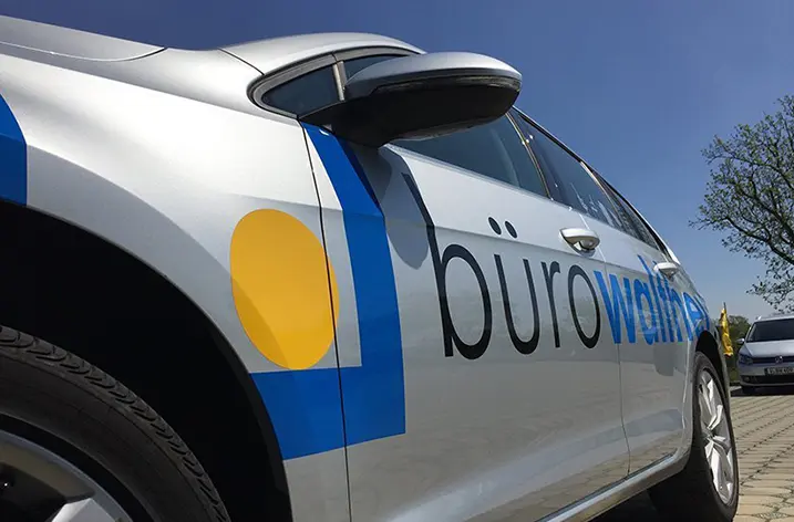 Servicefahrzeug mit dem Schriftzug bürowalther und dem gelb-blauen Logo