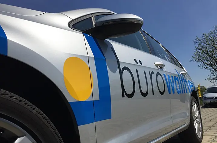 Servicefahrzeug mit dem Schriftzug bürowalther und dem gelb-blauen Logo