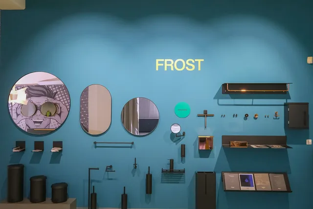 Frost-Ausstellungswand in Petrol mit Spiegeln, Haken und Bad-Accessoires