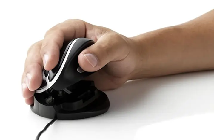 Hand auf einer ergonomischen Vertikalmaus