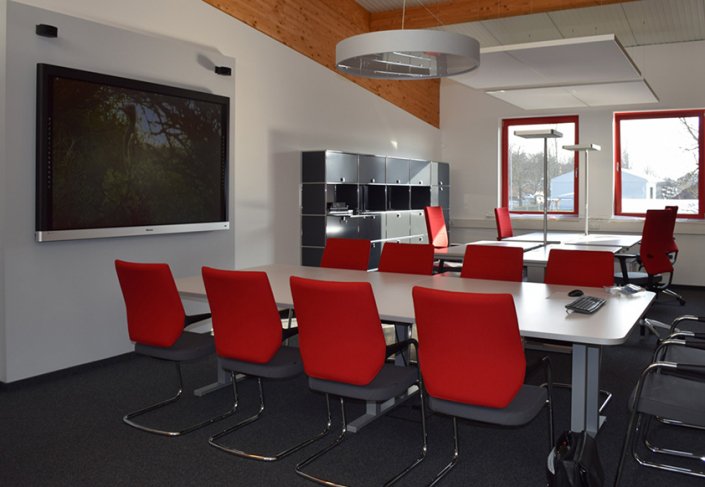 Referenzen Buerowalther Oelsnitz Westring Dichtungstechnik Usm Reiss Sedus Bueromoebel Design Waldmann Stehleuchte Beleuchtung Vidi Touch Full Hd Monitor Bose Lautsprecher Oelsnitz Showroom Westring
